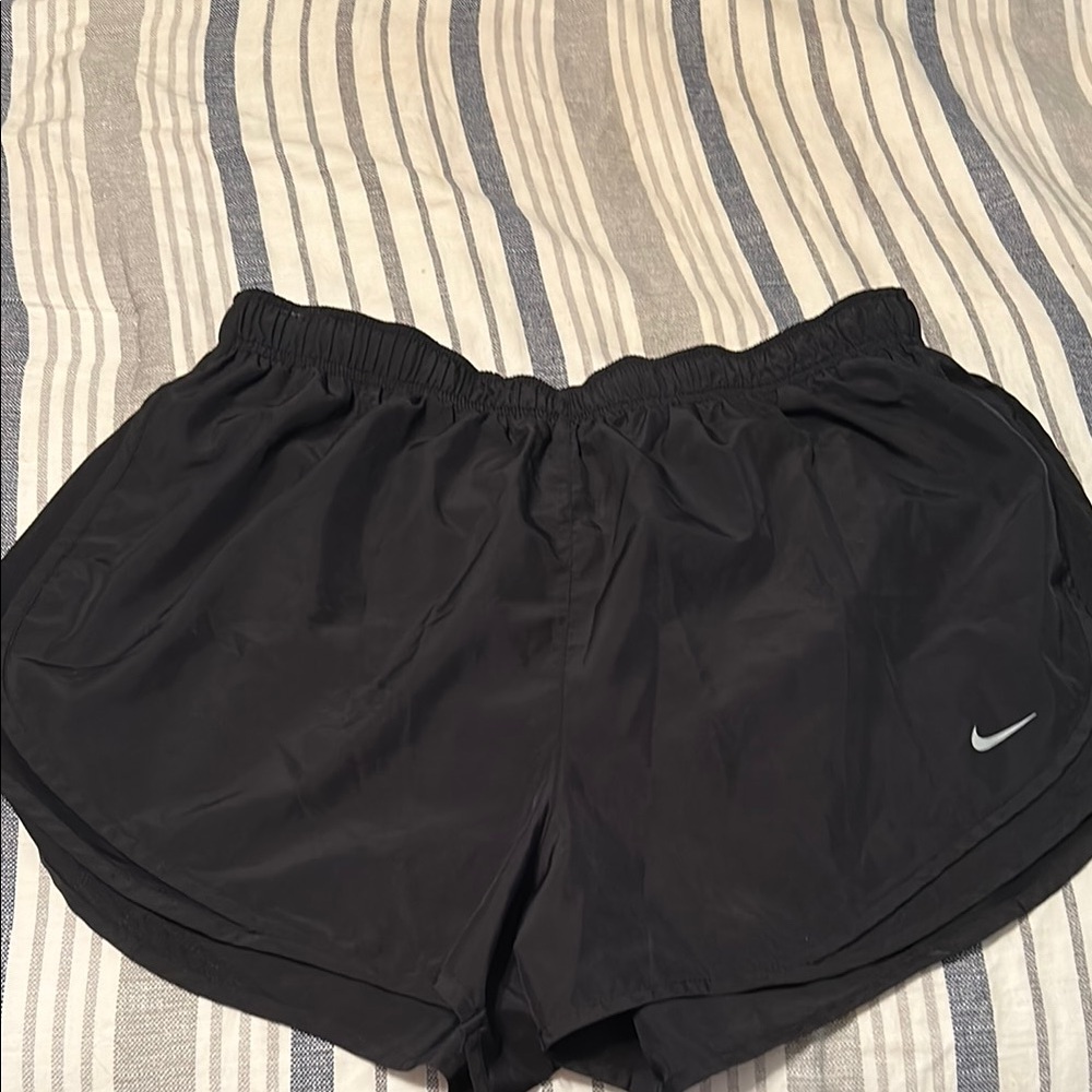 Nike Black Athletic Shorts Lightweight Breathable Design